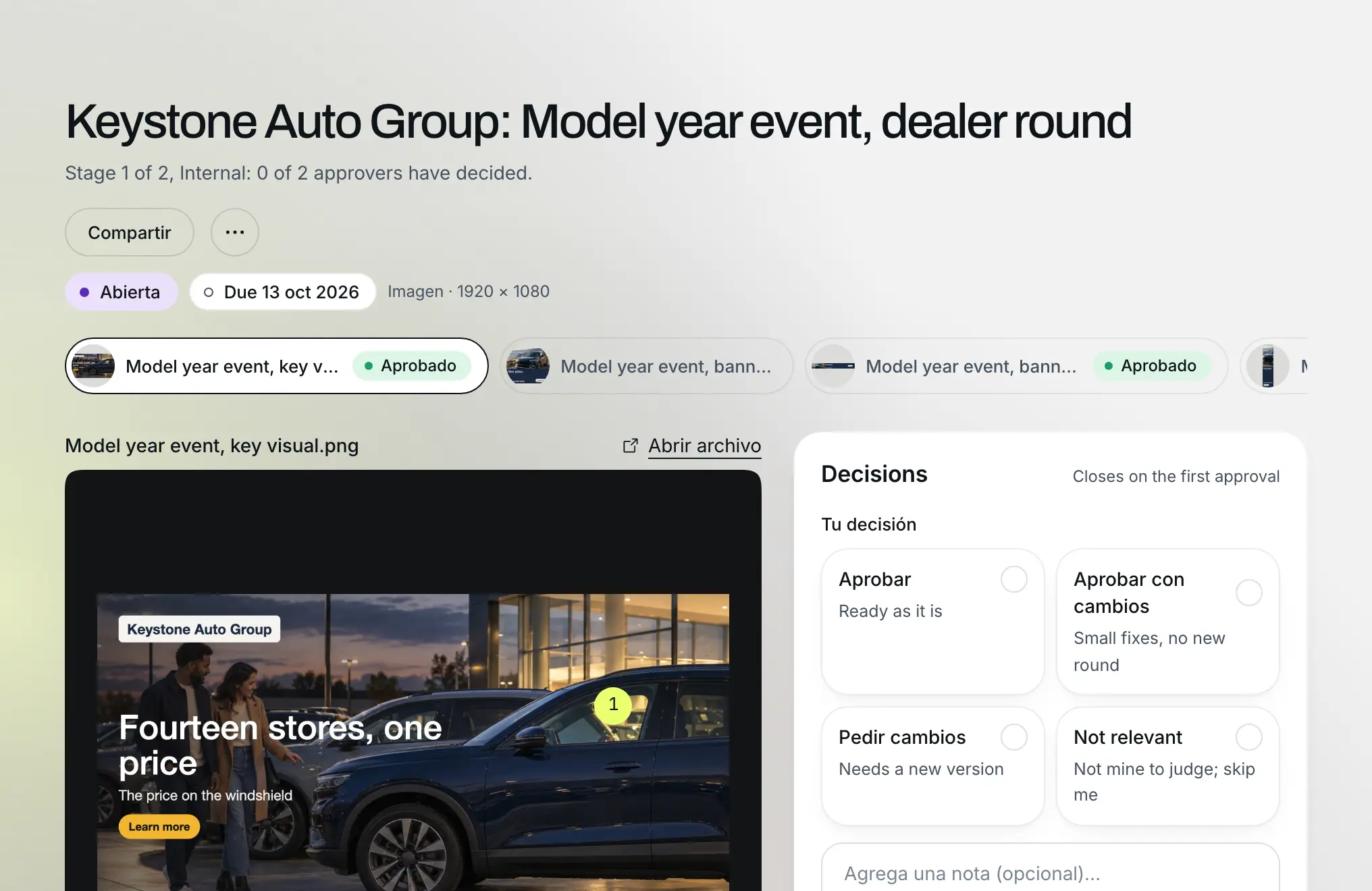 Una revisión de Asset* del evento de año modelo de Keystone Auto Group: la imagen principal con un comentario fijado, los archivos de la ronda encima y las decisiones de quienes aprueban al lado (datos de ejemplo)